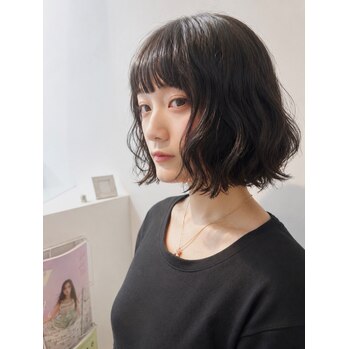 パッツン前髪とふわ波ボブ