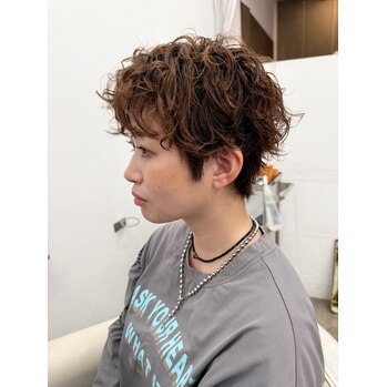 ショートスパイラルパーマ女子